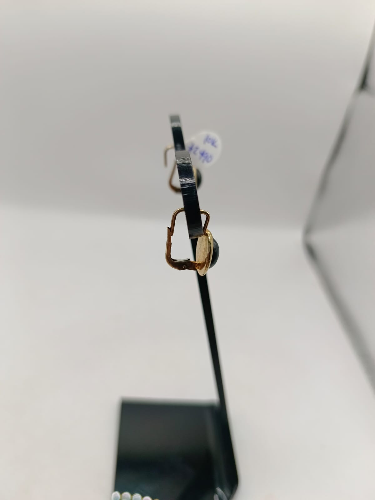 Aretes sintetico negro ORO 10k peso 2.1gr, usado
