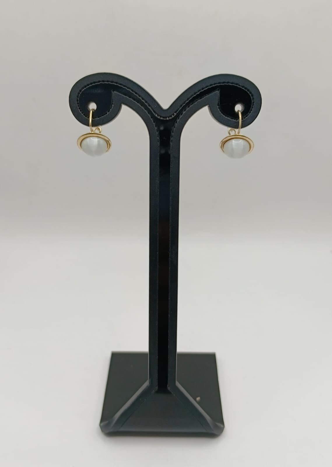 Aretes sintetico blanco ORO 10k peso 1.9gr, usado