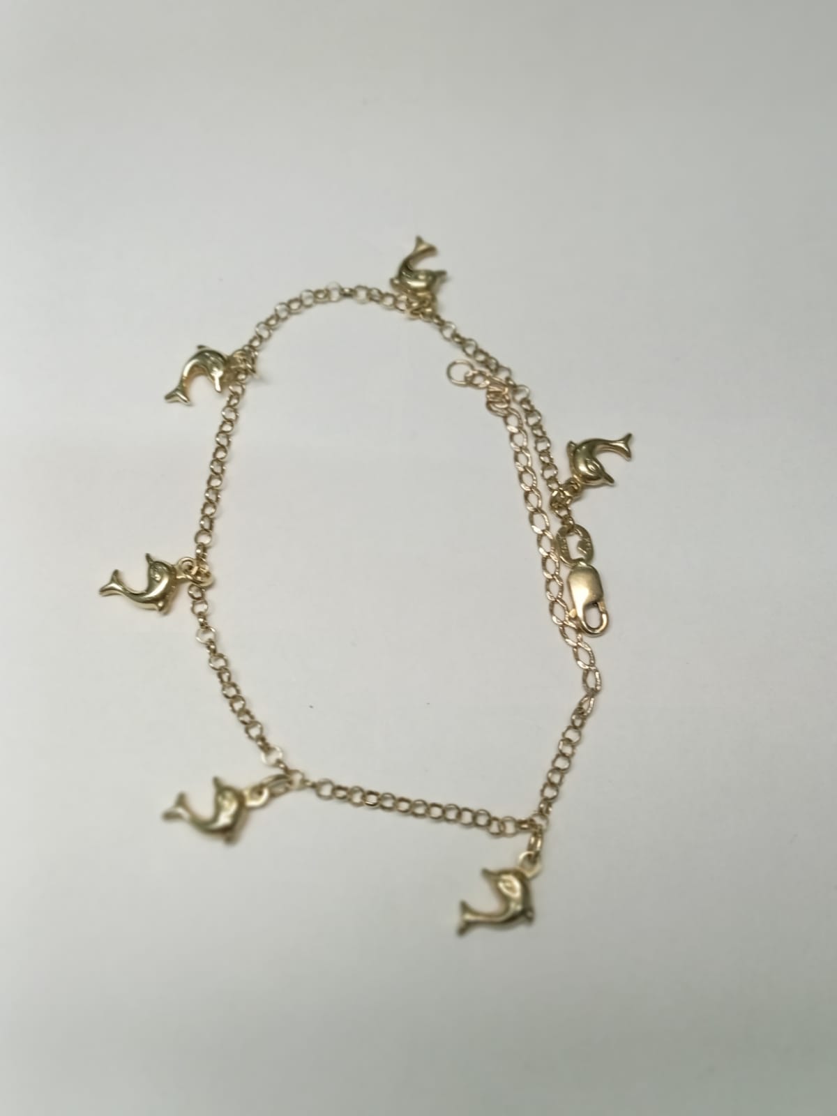 pulsera de oro con charms de delfin -10k