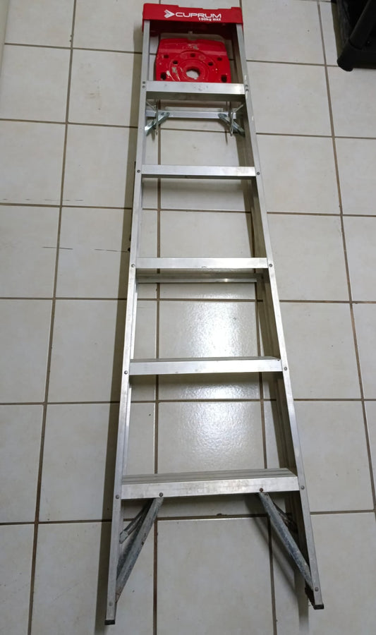 Escalera de aluminio 6 pedaños CUMPRUM, usado