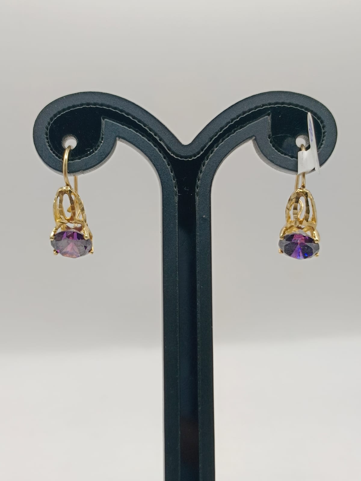 Aretes con sintetico morado ORO 10k peso 3.2GR, usado