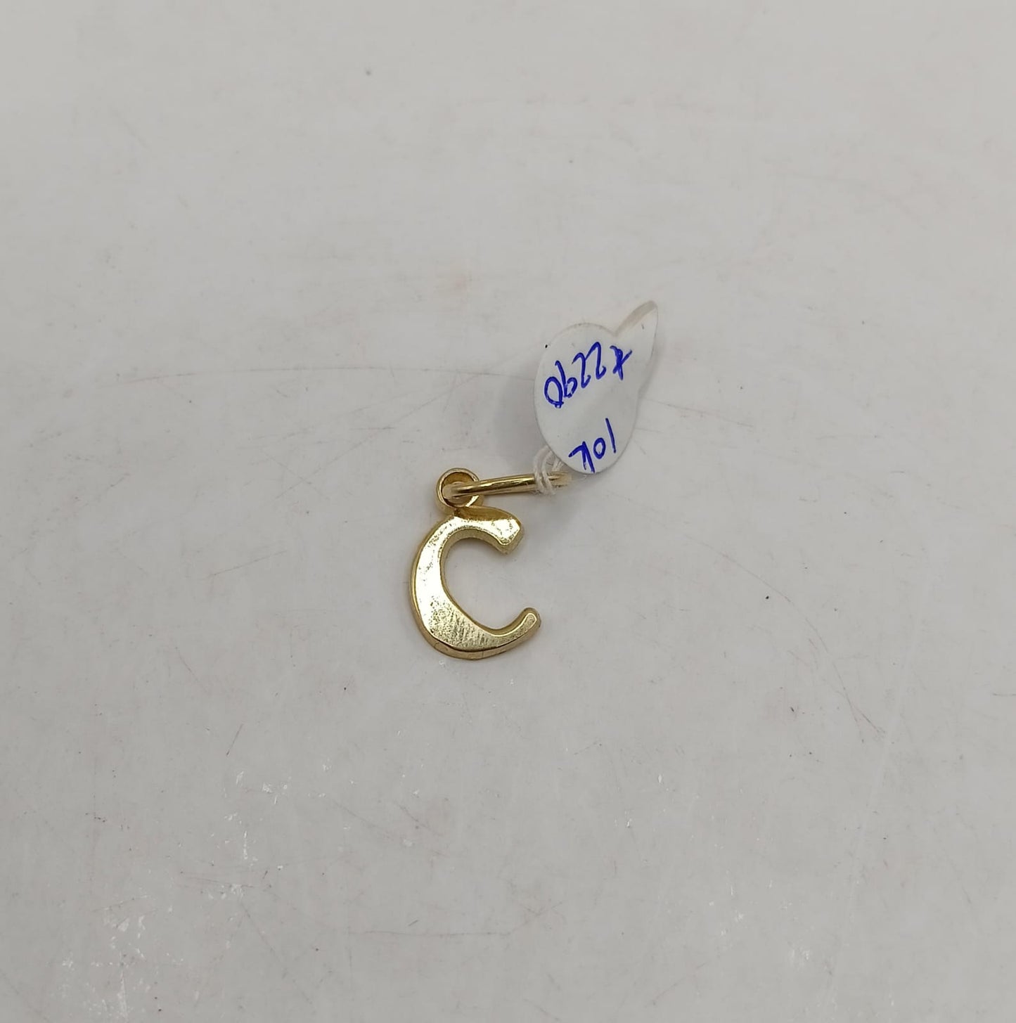 Dije letra "c" ORO 10k peso 1gr, usado