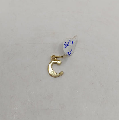 Dije letra "c" ORO 10k peso 1gr, usado