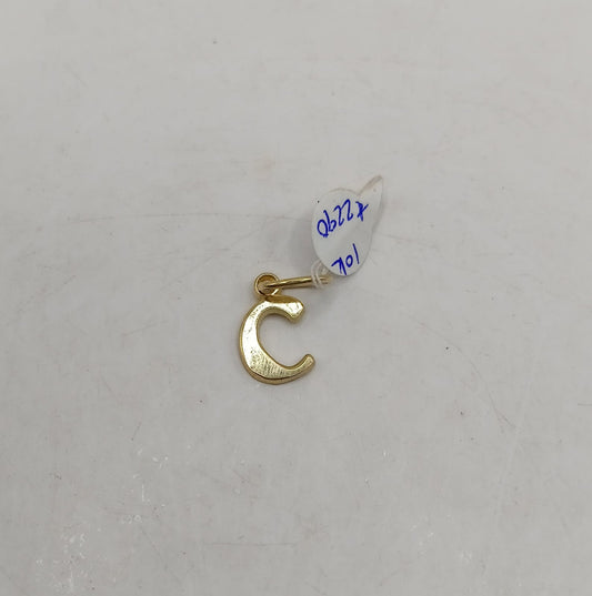 Dije letra "c" ORO 10k peso 1gr, usado