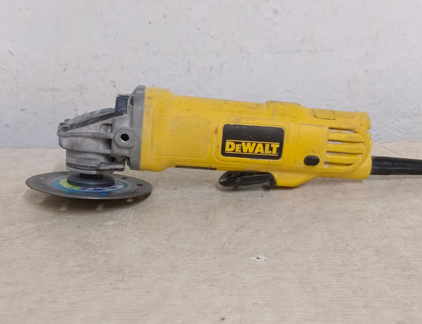 Esmeril DEWALT dwe4120-b3, usado