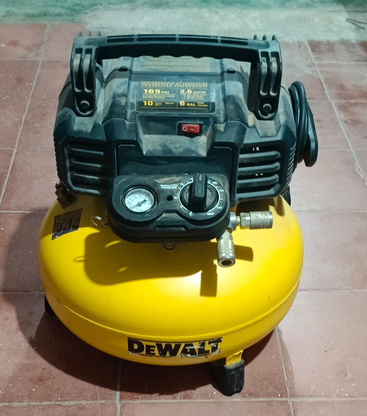 Compresor de aire 6 galones DEWALT d2002m, usado