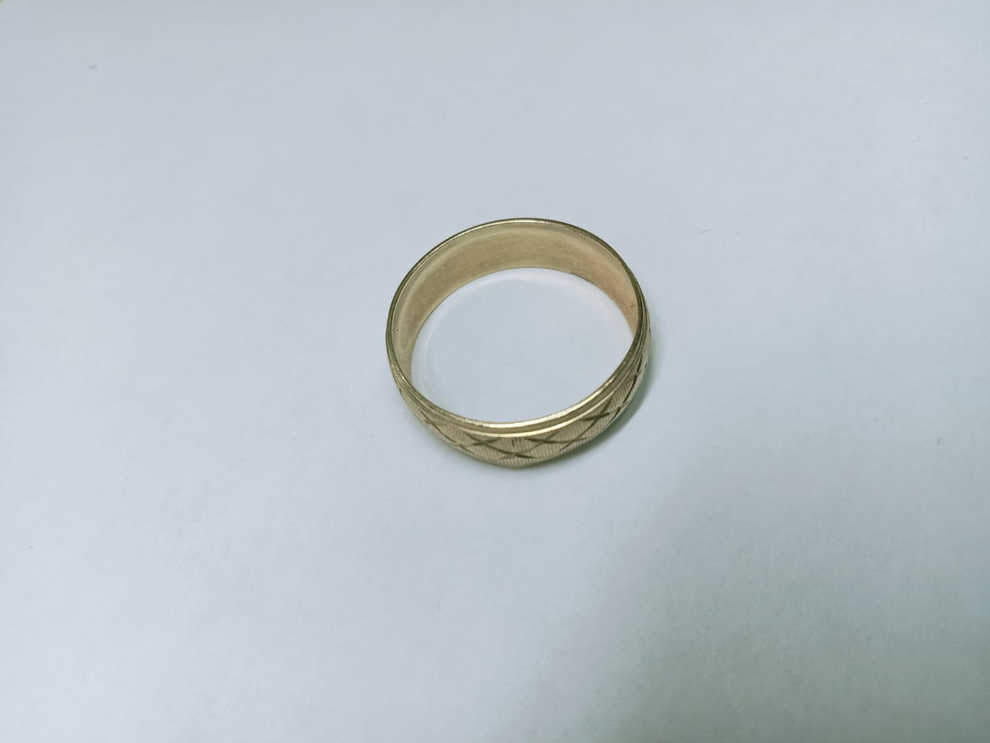 Argolla de Oro 10k – Diseño de Triángulos Grabados – Talla 8.5 (1.9 g)