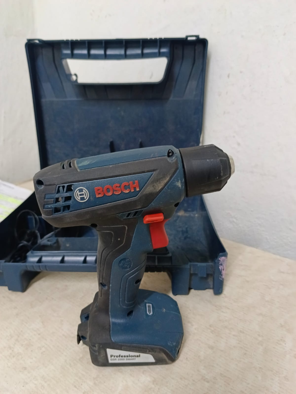 Taladro Inalambrico Bosch gsr-1000 en estuche, usado