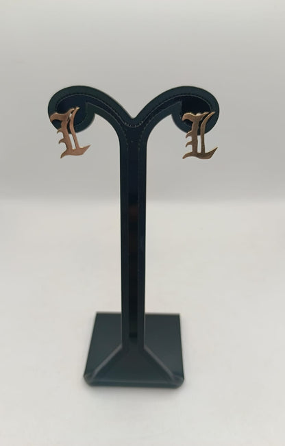 Aretes inicial L ORO 10k peso 1.4gr, usado