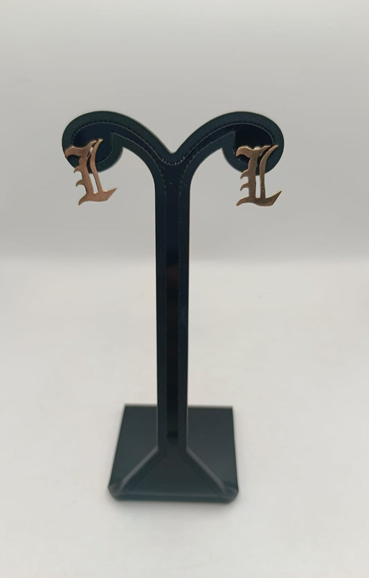 Aretes inicial L ORO 10k peso 1.4gr, usado