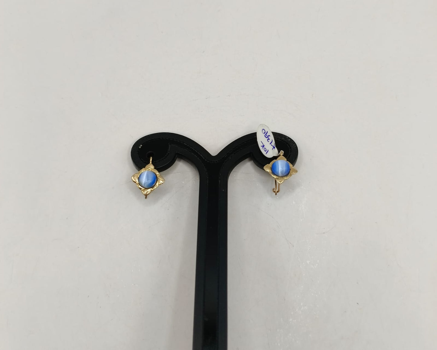 Aretes ojo de gato azul ORO 10k peso 1.1gr, usado