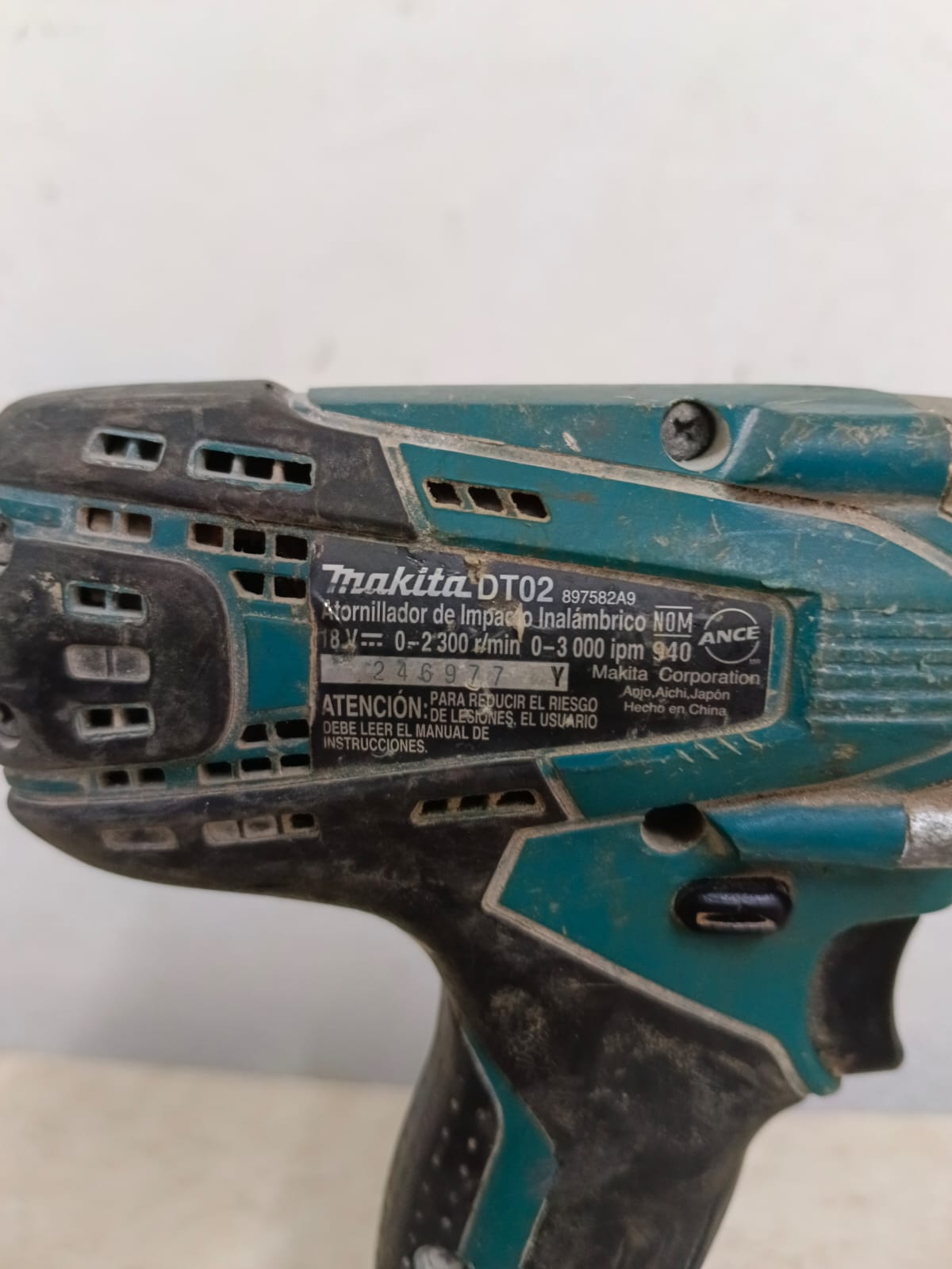 Atornillador inalambrico Makita dt02 con cargador, usado