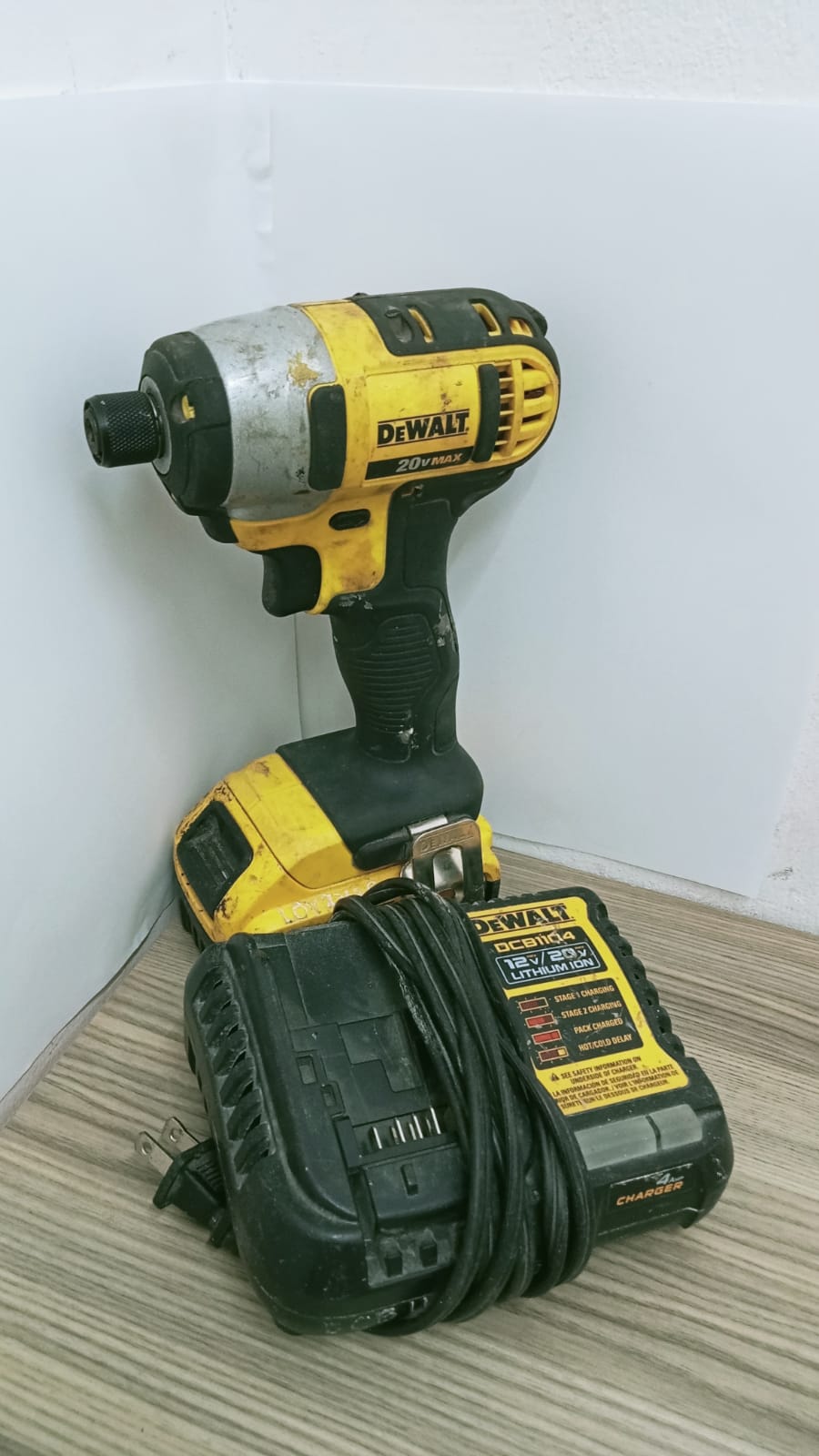 Desatornillador de impacto Dewalt dcf885