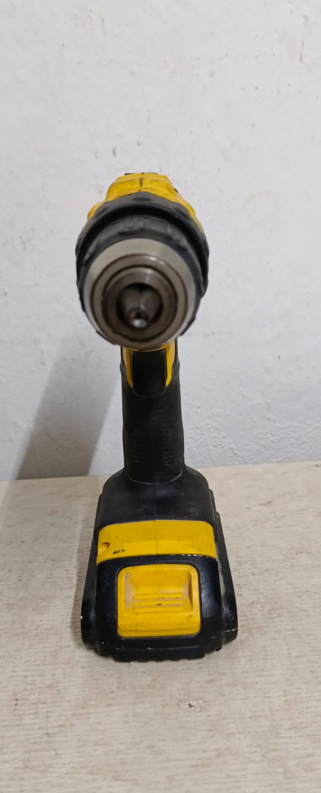 Taladro inalambrico DEWALT dcd771 con cargador y dos baterias, usado